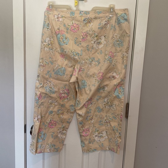 Oscar De La Renta Capris - Picture 2 of 4